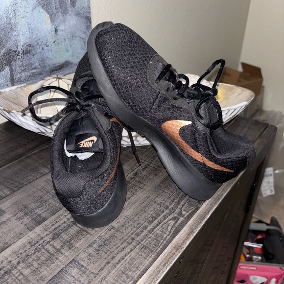Nike Tanjun Women's Running Shoes Black and Rose Gold Metallic SZ8 - Picture 3 of 7